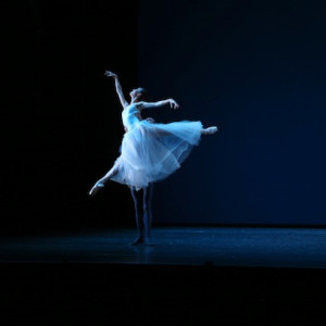 Meng Ningning and Matthew Lawrence in George Balanchine's Serenade. Photo: David Kelly.